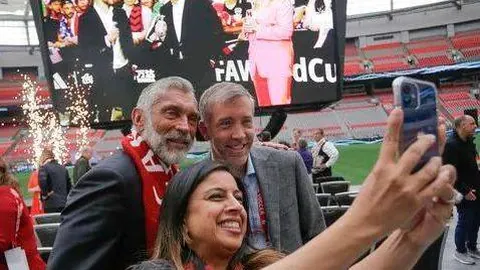 狮凤之约：揭秘心理暗示的神奇握手，独家神器助你翱翔巅峰！