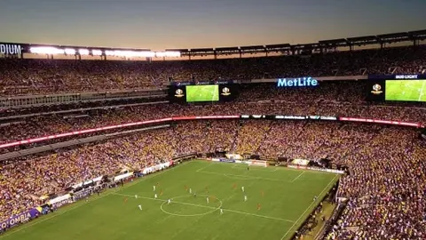 《德甲新星闪亮登场！拜仁新星查韦斯引豪门争抢，报价接踵而至》